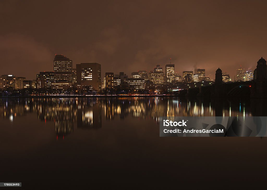 Riflesso della skyline di Boston e del fiume di notte - Foto stock royalty-free di Acqua