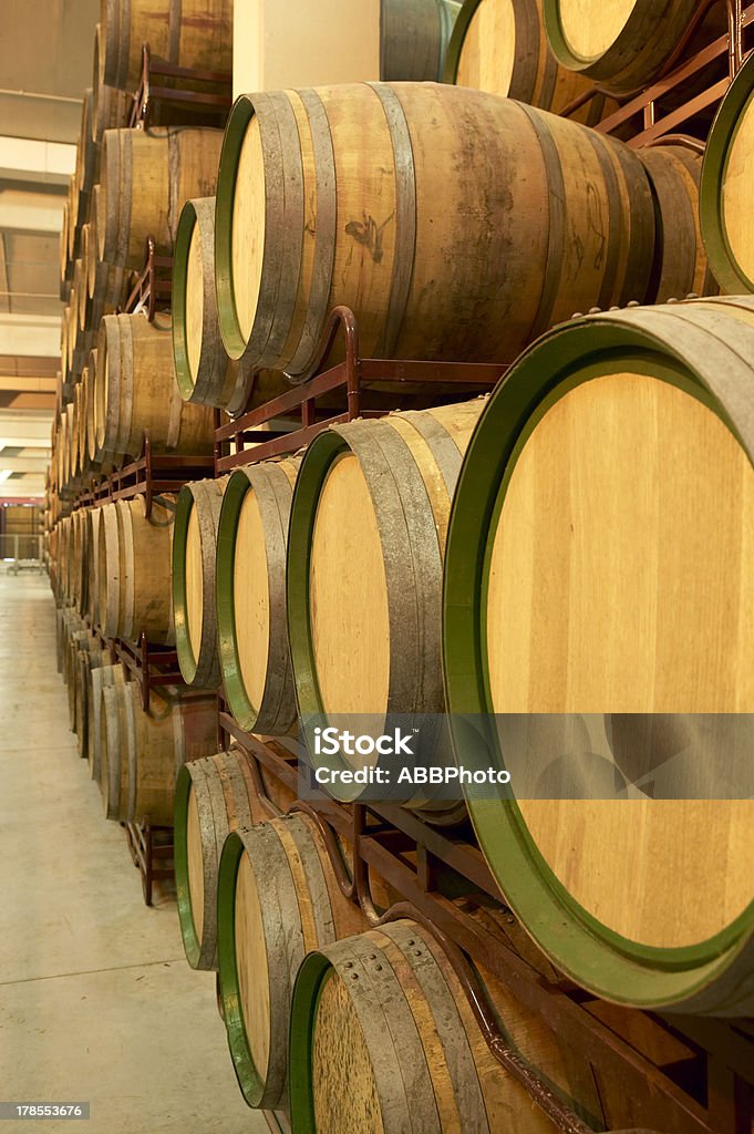 Weinfässer in einem Weinkeller-aging - Lizenzfrei Alkoholisches Getränk Stock-Foto