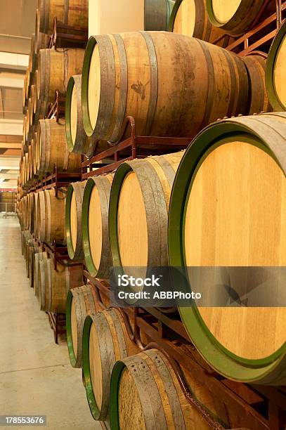 Weinfässer In Einem Weinkelleraging Stockfoto und mehr Bilder von Alkoholisches Getränk - Alkoholisches Getränk, Alt, Alterungsprozess