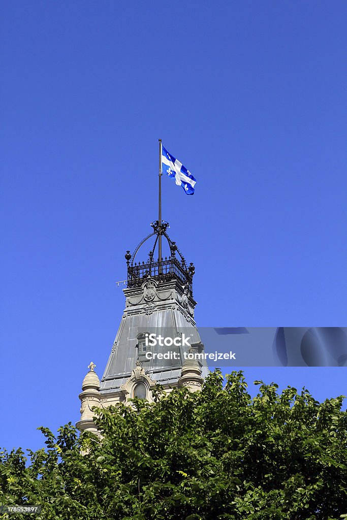 Quebec Flag über tower in Bäumen - Lizenzfrei Baum Stock-Foto