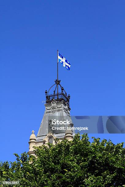 Quebec Flag Über Tower In Bäumen Stockfoto und mehr Bilder von Baum - Baum, Befestigungsmauer, Blau