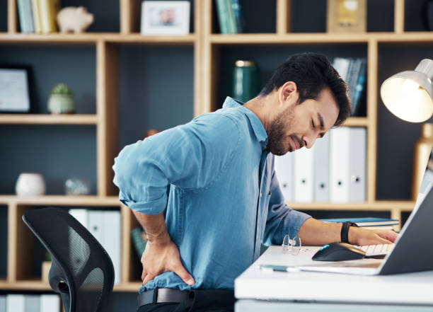 腰痛、ビジネスマンやオフィスのストレスによる筋肉損傷、健康上のリスク、机の椅子の腰痛。不快な仕事、脊椎の問題と体の姿勢、脊柱側弯症と会社の燃え尽き症候群の疲労 - back rear view backache posture ストックフォトと画像
