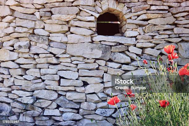 Rosso Poppies E La Parete - Fotografie stock e altre immagini di Ambientazione esterna - Ambientazione esterna, Antico - Condizione, Antico - Vecchio stile