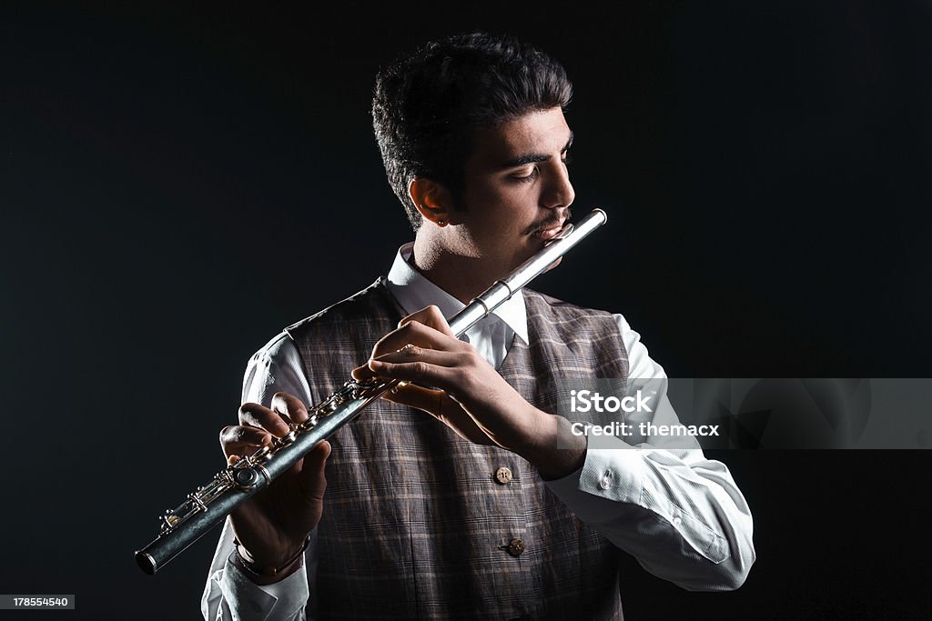 Joven jugando acanaladura - Foto de stock de 20 a 29 años libre de derechos