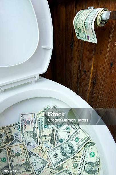 Photo libre de droit de Flushing De Largent Dans Les Toilettes banque d'images et plus d'images libres de droit de Money down the drain - Expression anglo-saxonne - Money down the drain - Expression anglo-saxonne, Tirer la chasse d'eau, Affaires