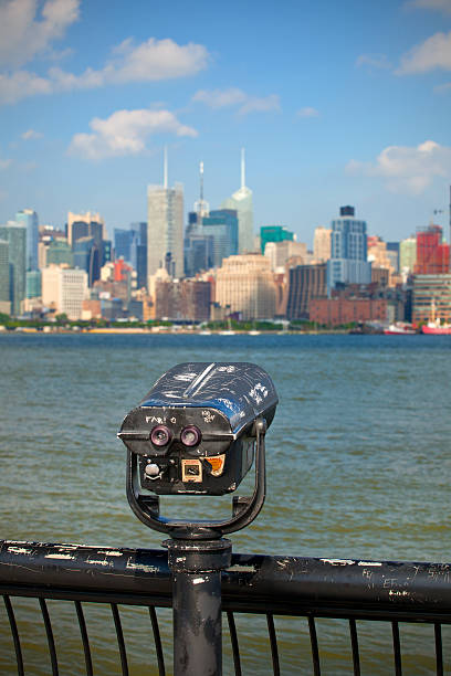 aussichts-deck mit fernglas, new york city, manhattan - binoculars surveillance bridge observatory stock-fotos und bilder