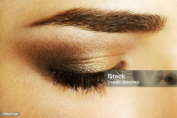 Piękno Kobiece Oko Makeup Zbliżenie - zdjęcia stockowe i więcej obrazów Brew - Brew, Brązowe oczy, Brązowy