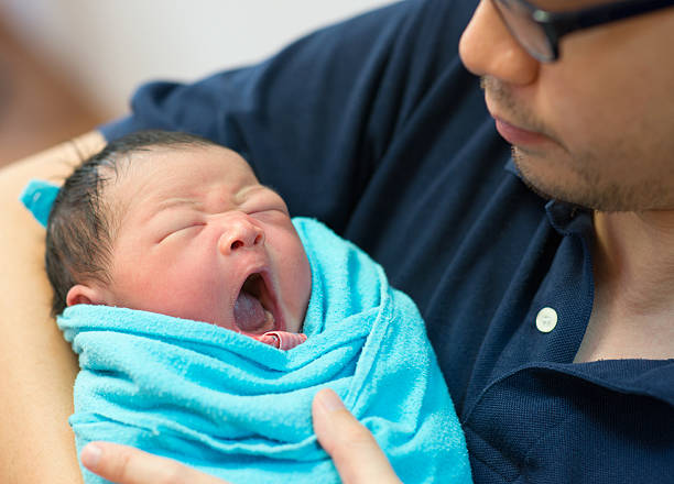père et nouveau-né bébé asiatique - baby yawning asian ethnicity newborn photos et images de collection