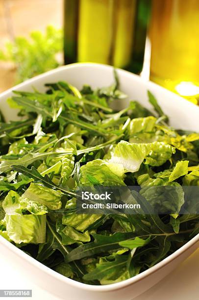 Salada Verde Fresco - Fotografias de stock e mais imagens de Alimentação Saudável - Alimentação Saudável, Azeite, Azeitona