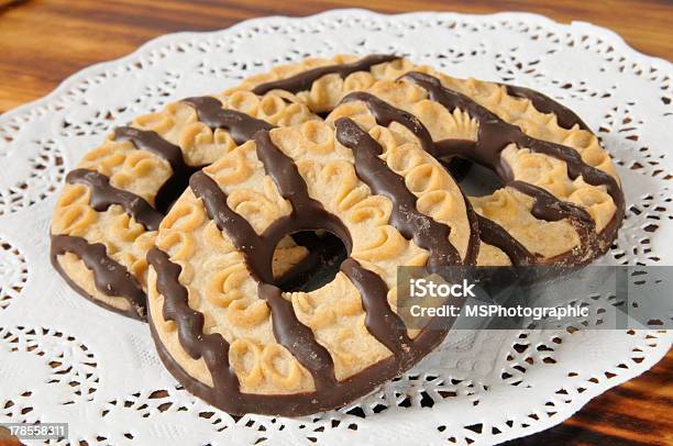 Foto de Chocolate Listrada De Biscoitos Shortbread e mais fotos de stock de Calda de Caramelo - Calda de Caramelo, Caramelo - Doces, Biscoito