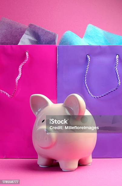 ピンクピギー銀行にカラフルなショッピングバッグ - カラフルのストックフォトや画像を多数ご用意 - カラフル, バッグ, ピンク色