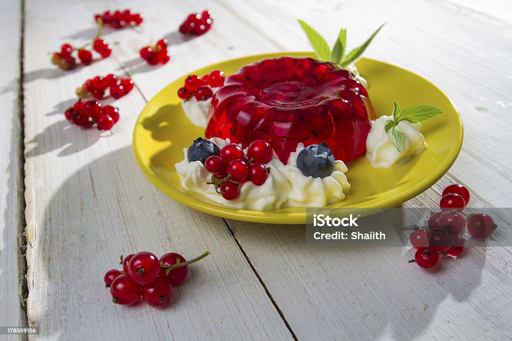 Gros plan de la confiture de groseilles rouges et de feuilles de menthe - Photo de Aliment libre de droits