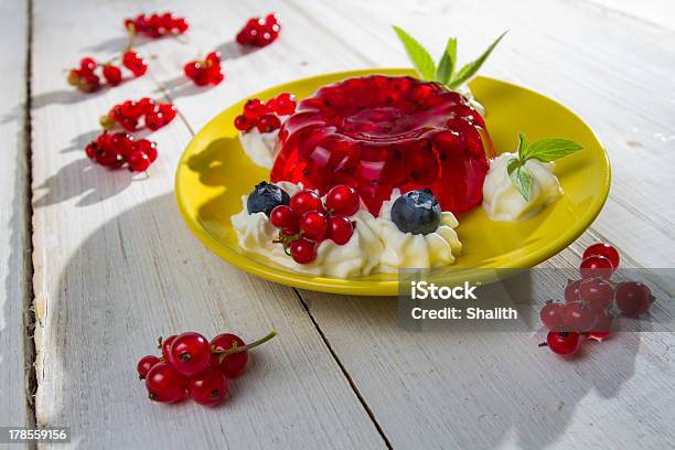 Photo libre de droit de Gros Plan De La Confiture De Groseilles Rouges Et De Feuilles De Menthe banque d'images et plus d'images libres de droit de Aliment