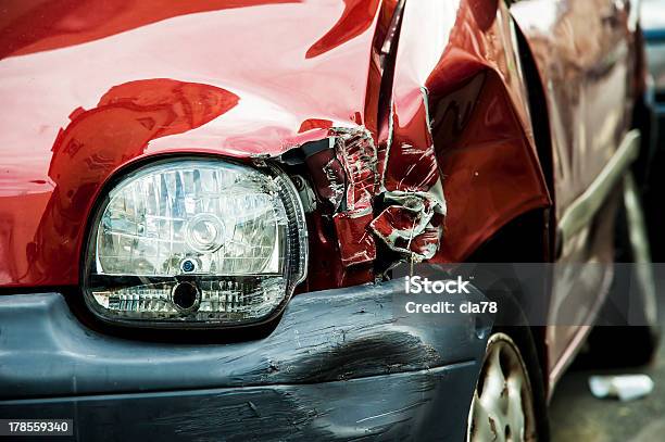 レッド事故車 - 事故のストックフォトや画像を多数ご用意 - 事故, 自動車, 衝突事故