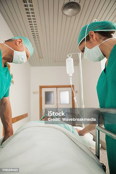 Chirurgen Blick In Die Ein Patient Asleep Stockfoto und mehr Bilder von 60-69 Jahre - 60-69 Jahre, Arkade, Arzt