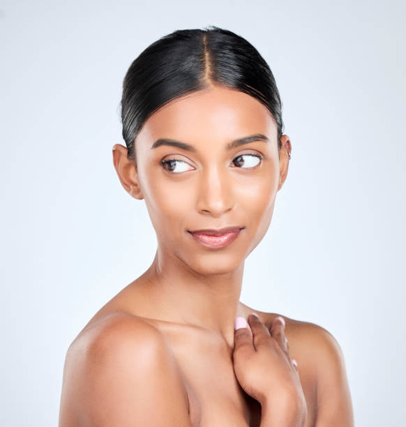 Face of Indian woman for skincare, beauty and cosmetics on white background for salon aesthetic. Dermatology, spa and isolated person touch for natural wellness, satisfaction or facial glow in studio rostro de mujer india para el cuidado de la piel, la belleza y los cosméticos sobre fondo blanco para la estética del salón. dermatología, spa y contacto con personas aisladas para el bienestar natural, la satisfacción o el brillo facial en el estudio