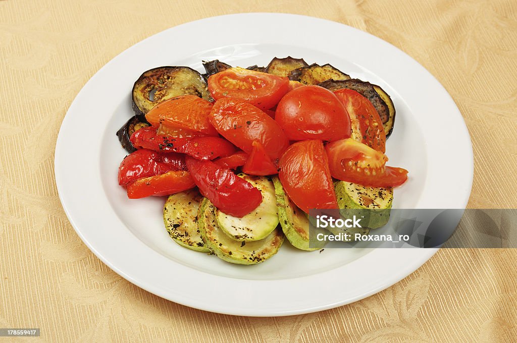 Melanzane e pomodori grigliati - Foto stock royalty-free di Alimentazione sana