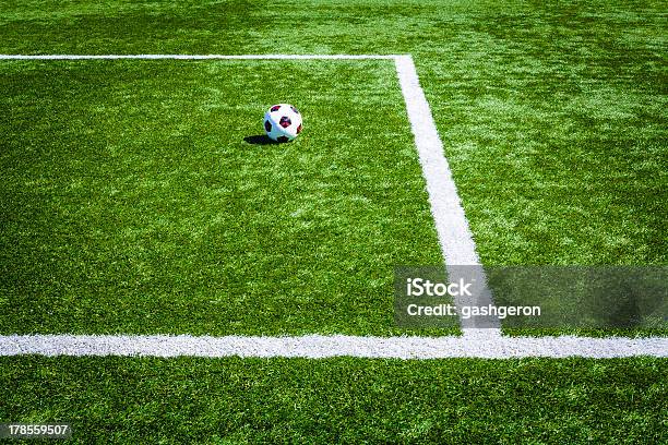Vista Em Perspectiva De Linhas De Campo De Futebol Bola De Futebol - Fotografias de stock e mais imagens de Baliza - Equipamento desportivo