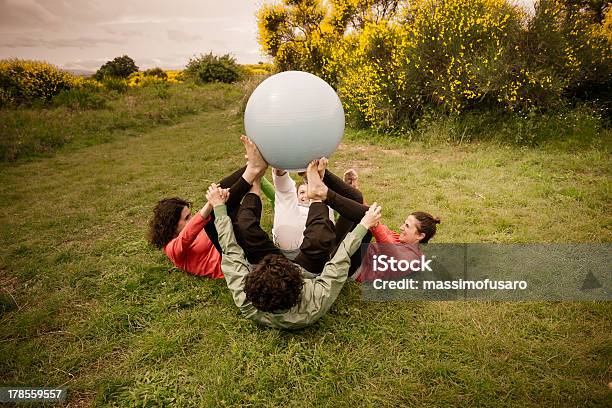 Grupo De Mujeres Practicar Yoga Foto de stock y más banco de imágenes de Aire libre - Aire libre, Descalzo, Sólo mujeres