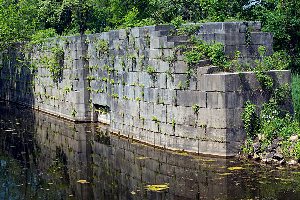 istock Erie Canal lock structure in water channel. 178559673