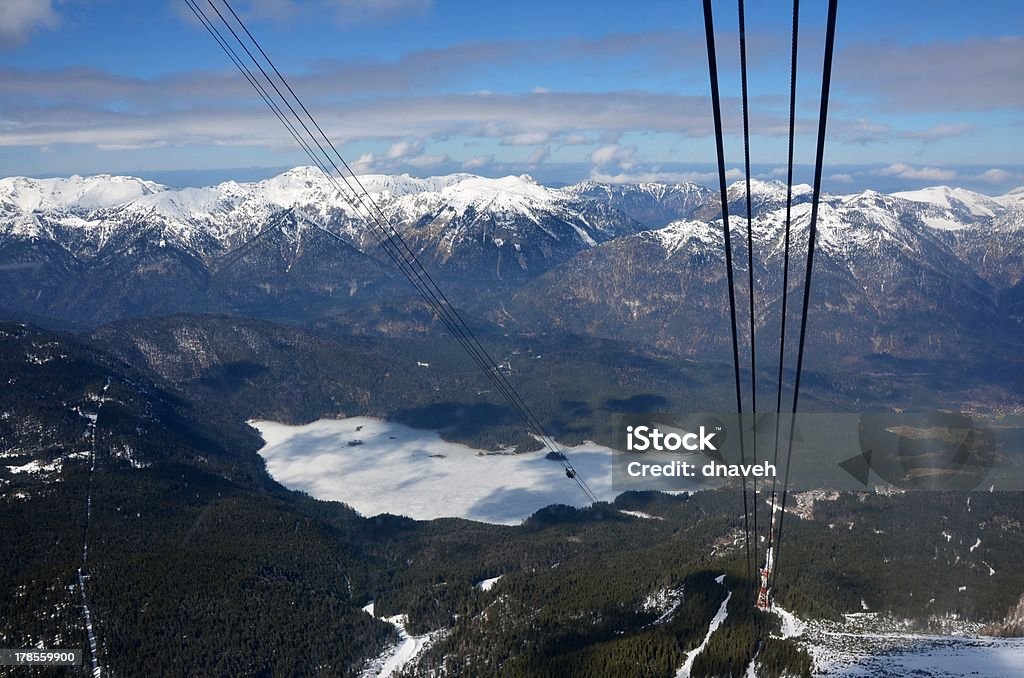 Lac gelé et montagnes aux sommets enneigés des Alpes - Photo de Activité de loisirs libre de droits