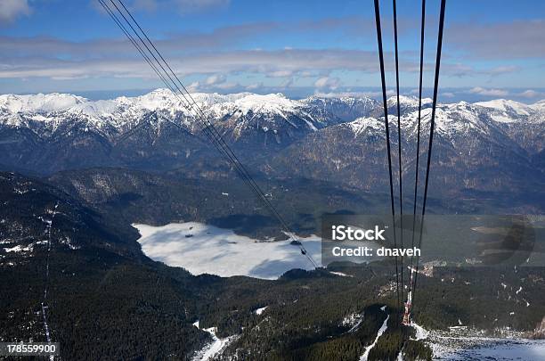 Photo libre de droit de Lac Gelé Et Montagnes Aux Sommets Enneigés Des Alpes banque d'images et plus d'images libres de droit de Activité de loisirs