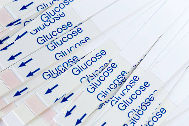anzeige streifen für blut glucose testen - entfernen grafiken stock-fotos und bilder