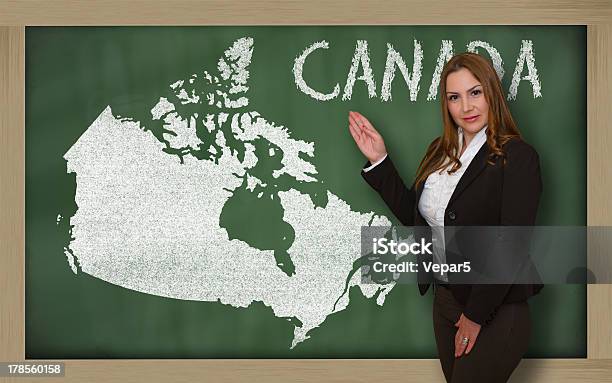 Insegnante Mostrando La Mappa Di Canada Su Lavagna - Fotografie stock e altre immagini di Adulto - Adulto, Affari, Aula