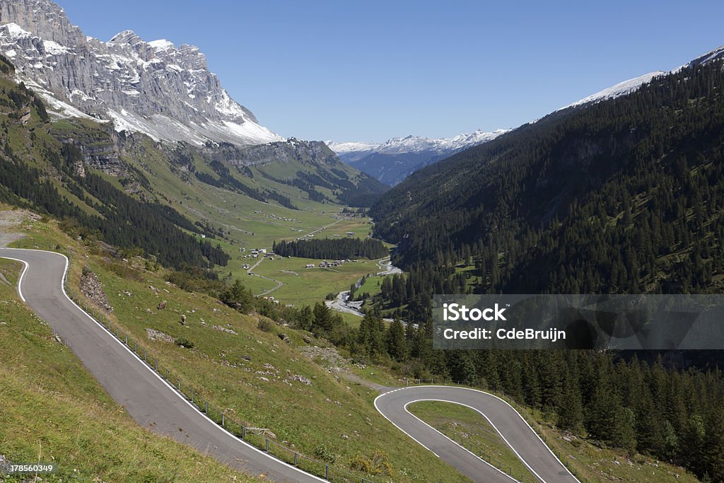 Kręta droga w Alpy Szwajcarskie, Szwajcaria - Zbiór zdjęć royalty-free (Alpy)