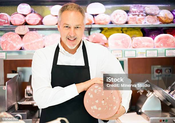 Photo libre de droit de Shopkeeper Tenant Bologne banque d'images et plus d'images libres de droit de Charcuterie-traiteur - Charcuterie-traiteur, Adulte, Affaires