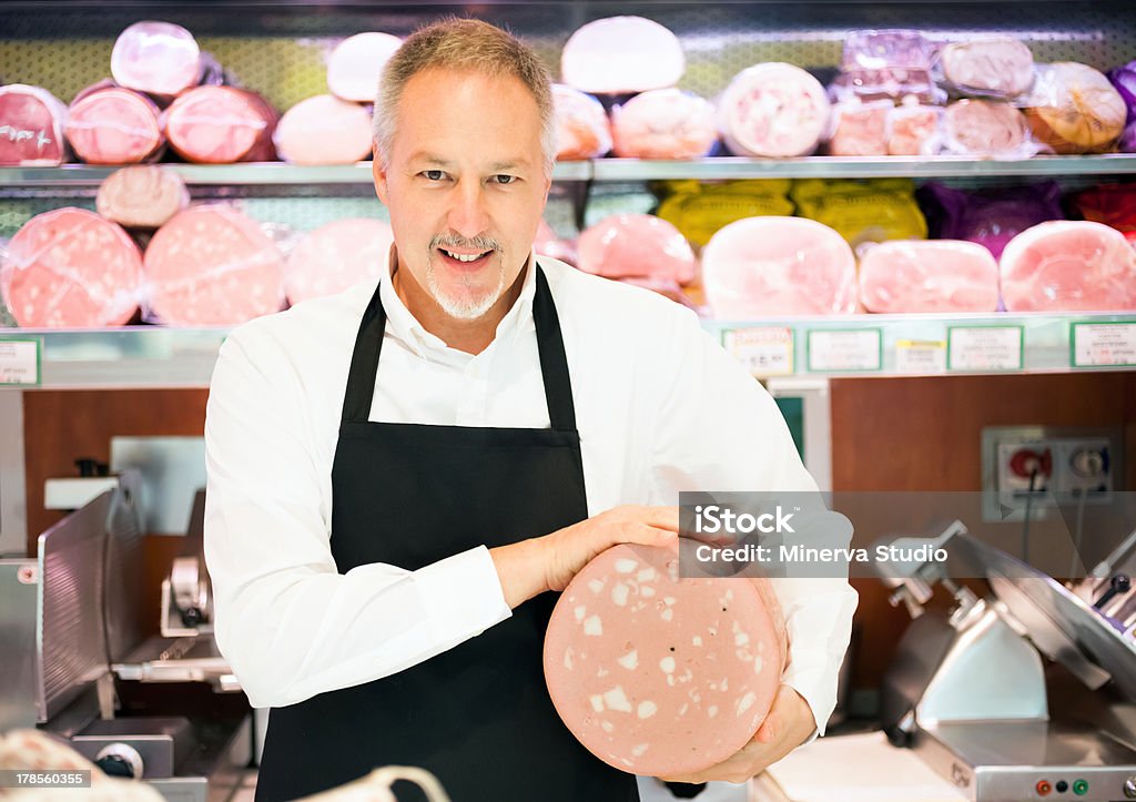 Shopkeeper держит Болонья - Стоковые фото Гастроном роялти-фри