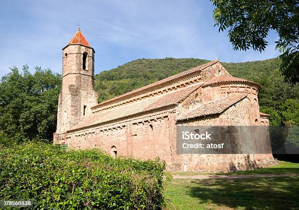 Романский Монастырь S Xii Sant Joan Les Fontscataloniaspain — стоковые фотографии и другие картинки Аббатство