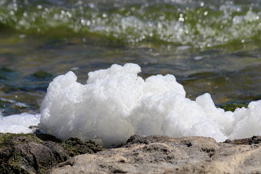 It is an abundant, brilliant white foam that almost blinds you, formed by the waves of the salt lake. It resembles the foam formed by detergents, but it is much more consistent, whiter and brighter. In addition, it is natural. And even more than that, it washes much better and more ecologically than chemical detergents.