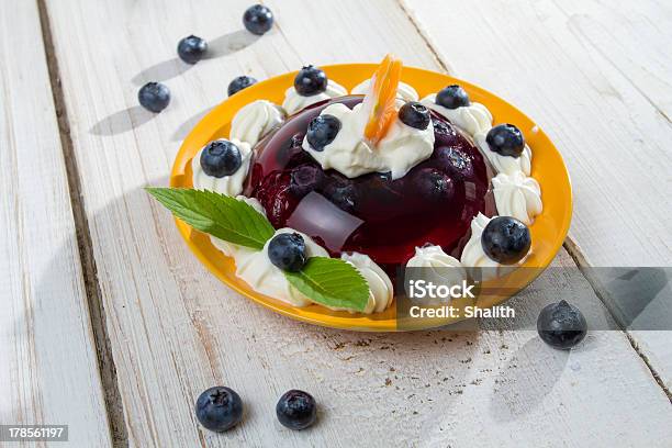 Fruchtiges Dessert Mit Creme Stockfoto und mehr Bilder von Amerikanische Heidelbeere - Amerikanische Heidelbeere, Aufschäumen, Bauholz-Brett