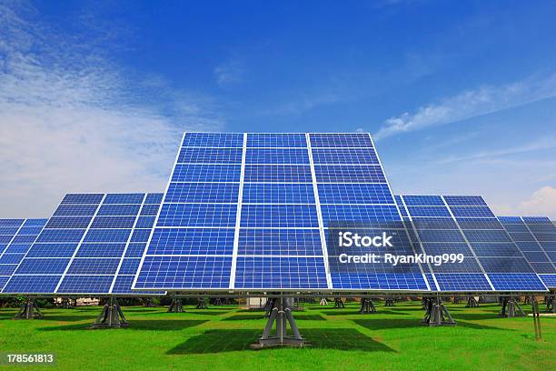 ソーラーパネル緑の芝生 - イノベーションのストックフォトや画像を多数ご用意 - イノベーション, グリーンテクノロジー, グローバル