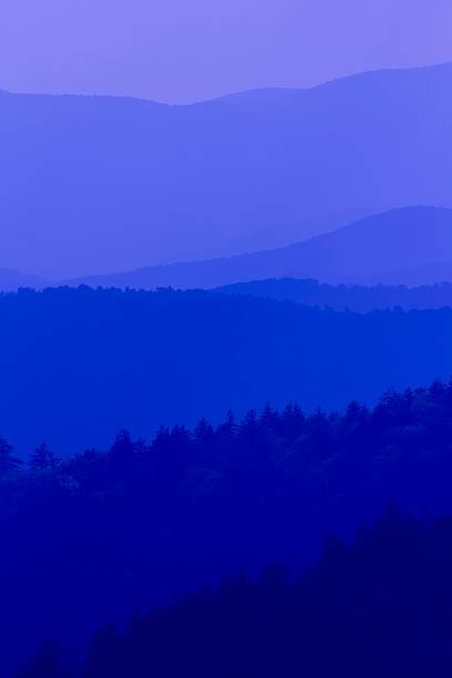 blaue farben der great smoky mountains - great smoky mountains great smoky mountains national park mountain smoke stock-fotos und bilder