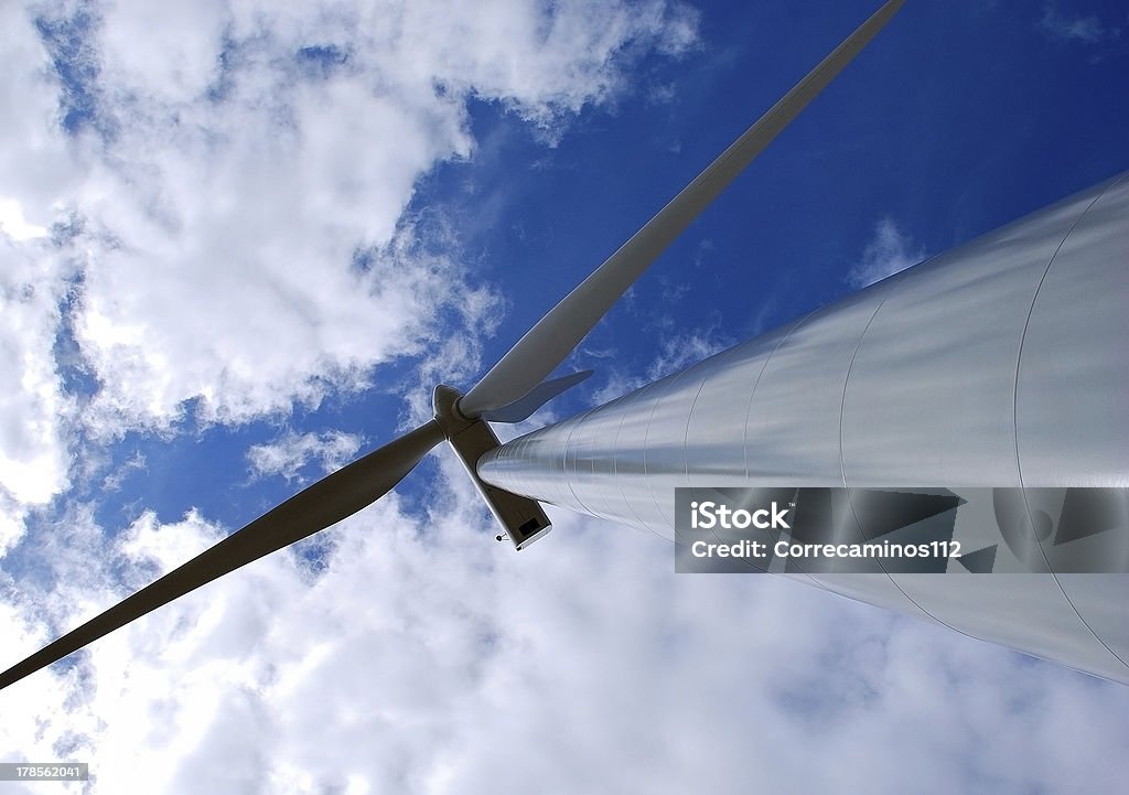 Turbina de viento y cielo nublado sobre azul - Foto de stock de Aerogenerador libre de derechos