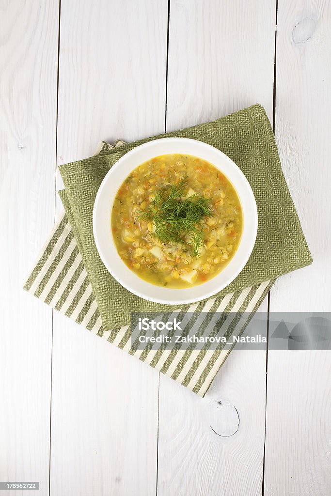 黄色エンドウ豆のスープボウルに白の木製の背景 - エンドウ豆のスープのロイヤリティフリーストックフォト