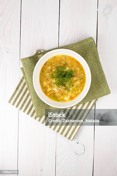 Amarela Sopa De Ervilha Em Tigela Sobre Branco Fundo De Madeira - Fotografias de stock e mais imagens de Aipo