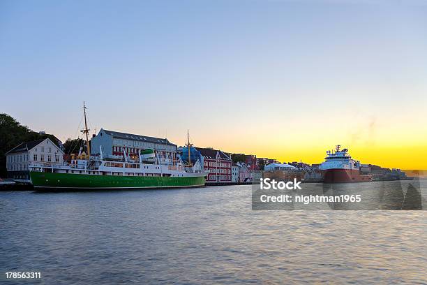 Foto de Porto De Stavanger e mais fotos de stock de Aldeia - Aldeia, Antigo, Arquitetura