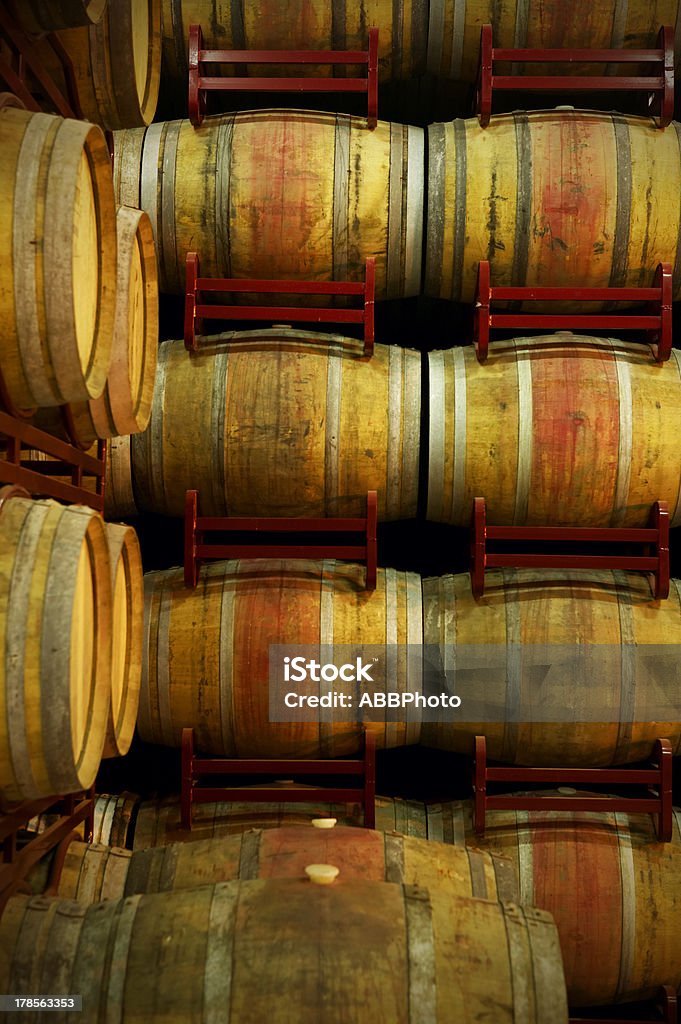 Barris de vinho em um processo de envelhecimento - Foto de stock de Adega - Característica arquitetônica royalty-free
