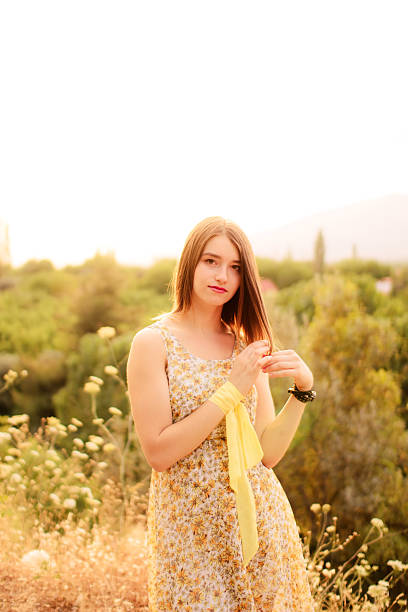 portrait de jeune fille avec le coucher du soleil - sunspot photos et images de collection