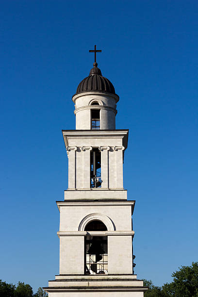 istock Heads Cathedral and blue sky 178565168