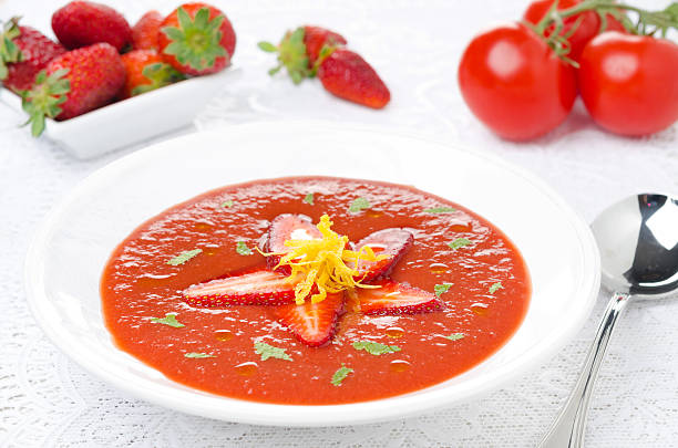 토마토색 및 스트로우베리 가스파초 - strawberry tomato 뉴스 사진 이미지