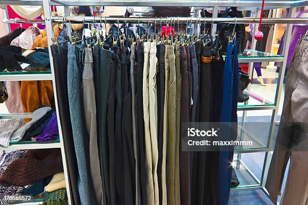 Foto de Grupo Diferente De Ganga Coloridas Penduradas Em Um Tirante Em Loja e mais fotos de stock de Artigo de decoração