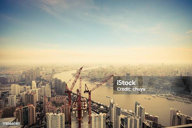 Foto de Desenvolvimento De Xangai e mais fotos de stock de Guindaste - Maquinaria de Construção - Guindaste - Maquinaria de Construção, Hastear, Silhueta urbana