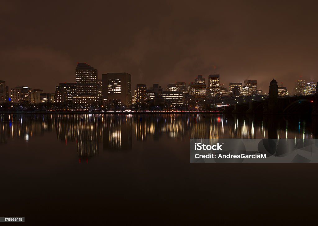 Die Boston skyline bei Nacht vom Cambridge - Lizenzfrei Außenaufnahme von Gebäuden Stock-Foto