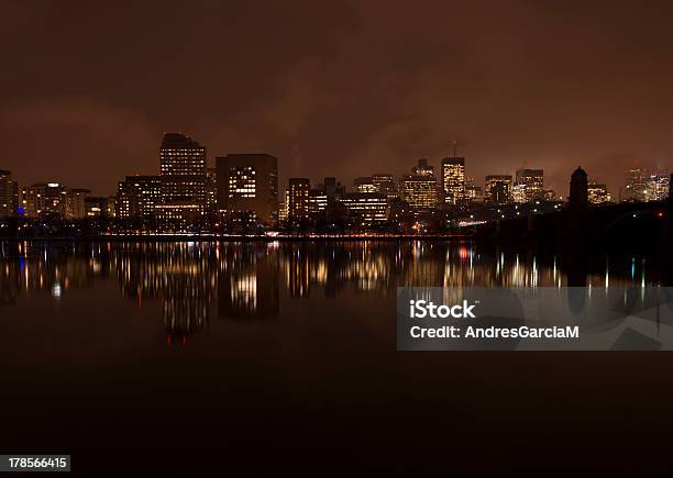 Die Boston Skyline Bei Nacht Vom Cambridge Stockfoto und mehr Bilder von Außenaufnahme von Gebäuden - Außenaufnahme von Gebäuden, Back Bay, Beleuchtet