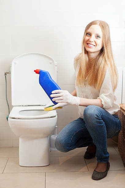 sonriente mujer de pelo largo de limpieza sanitario - women bathtub bathroom water fotografías e imágenes de stock