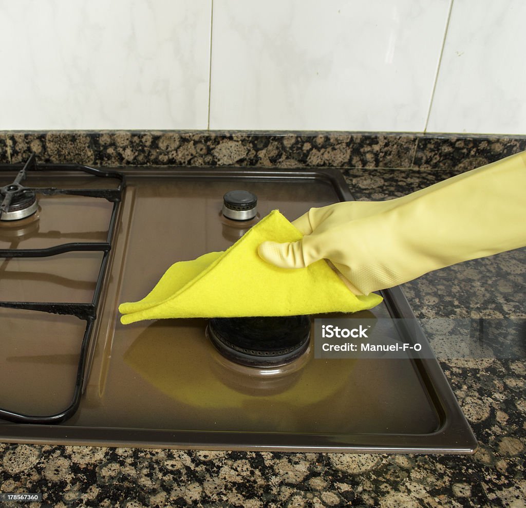 Limpeza fogão com pano amarelo - Foto de stock de Acaso royalty-free